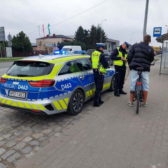 policjanci podczas kontroli drogowej rowerzysty