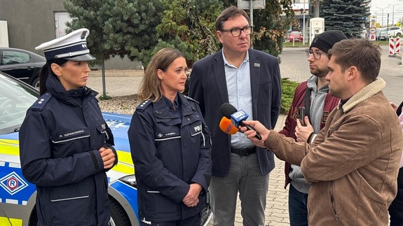 nadkomisarz Anna Kamola Rzecznik Prasowy KWP w Lublinie wraz z podkom. Renatą Szpakowską z Wydziału Ruchu Drogowego KWP w Lublinie oraz biegły sądowy z zakresu bezpieczeństwa w ruchu drogowym - Pan Grzegorz Szot
