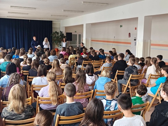 policjantka i nauczyciele podczas pogadanki z uczniami