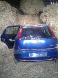 samochód ukryty pod belami słomy