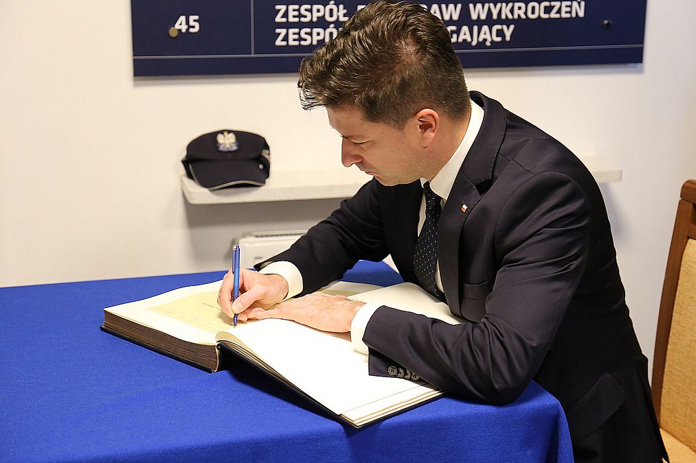 fot. wpis do księgi pamiątkowej przez ministra