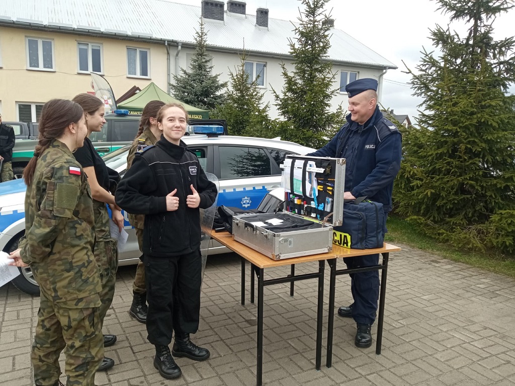 uczniowie przy stoisku policyjnym
