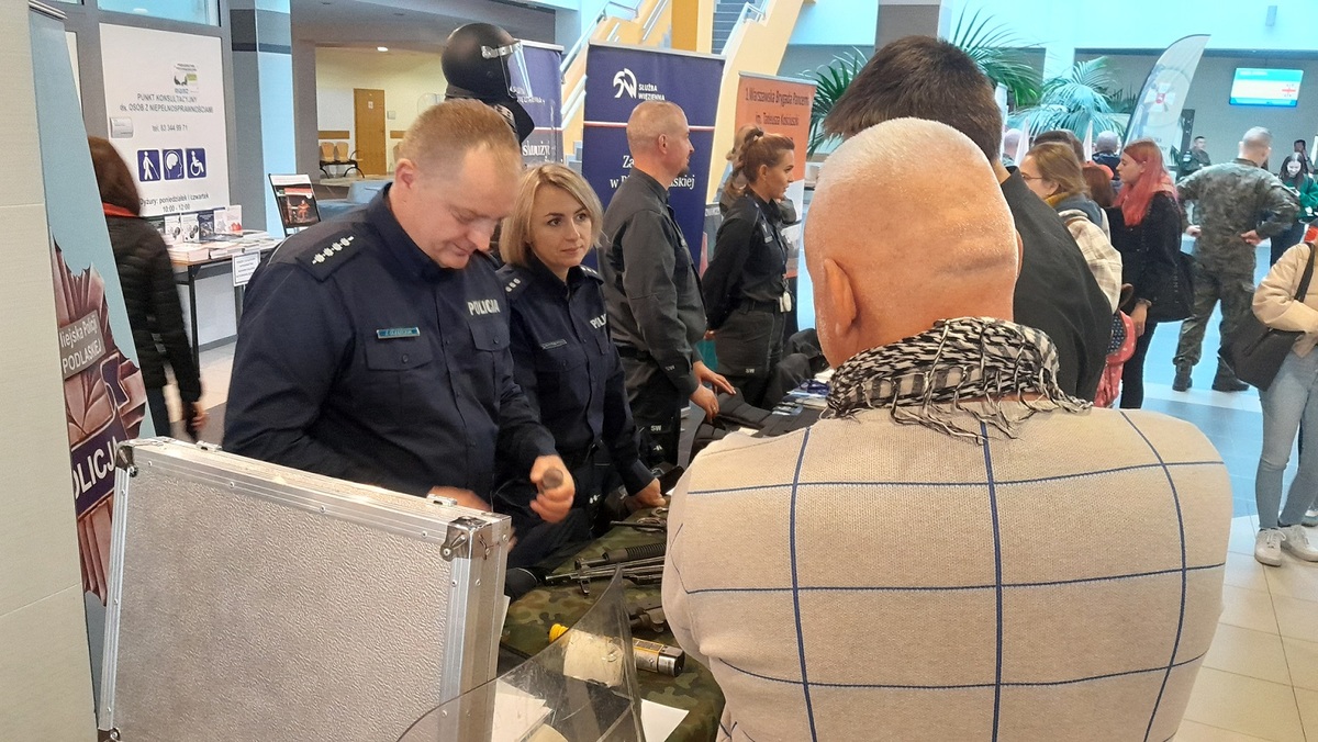 policjanci na stoisku 