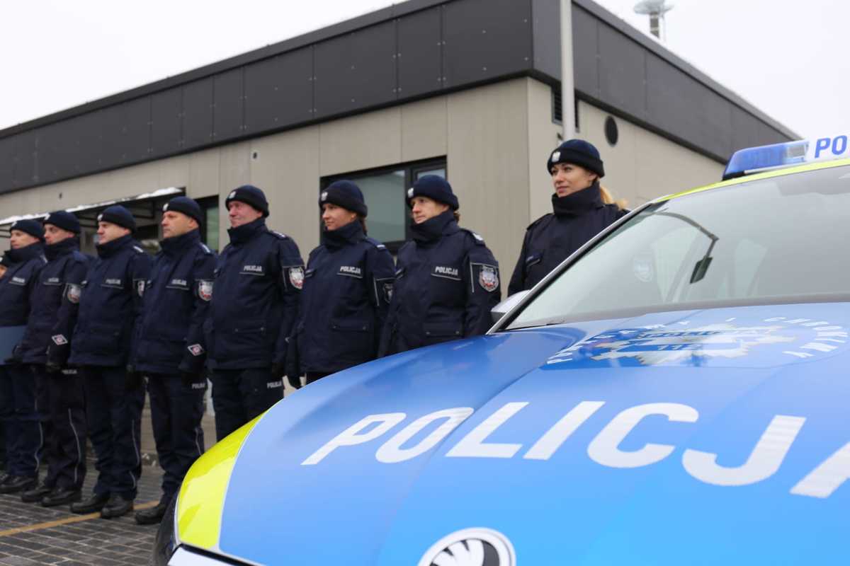 policjanci z posterunku przy radiowozie 