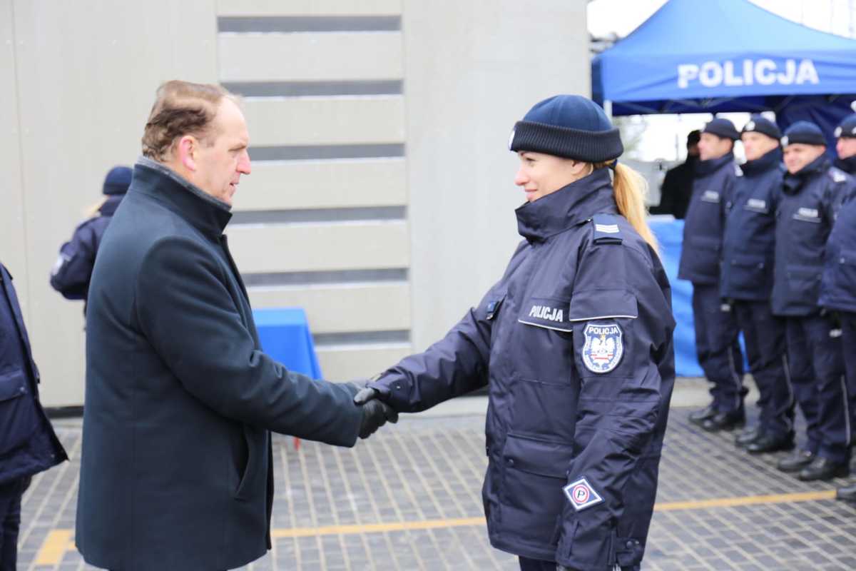 wręczenie kluczyków do radiowozu 