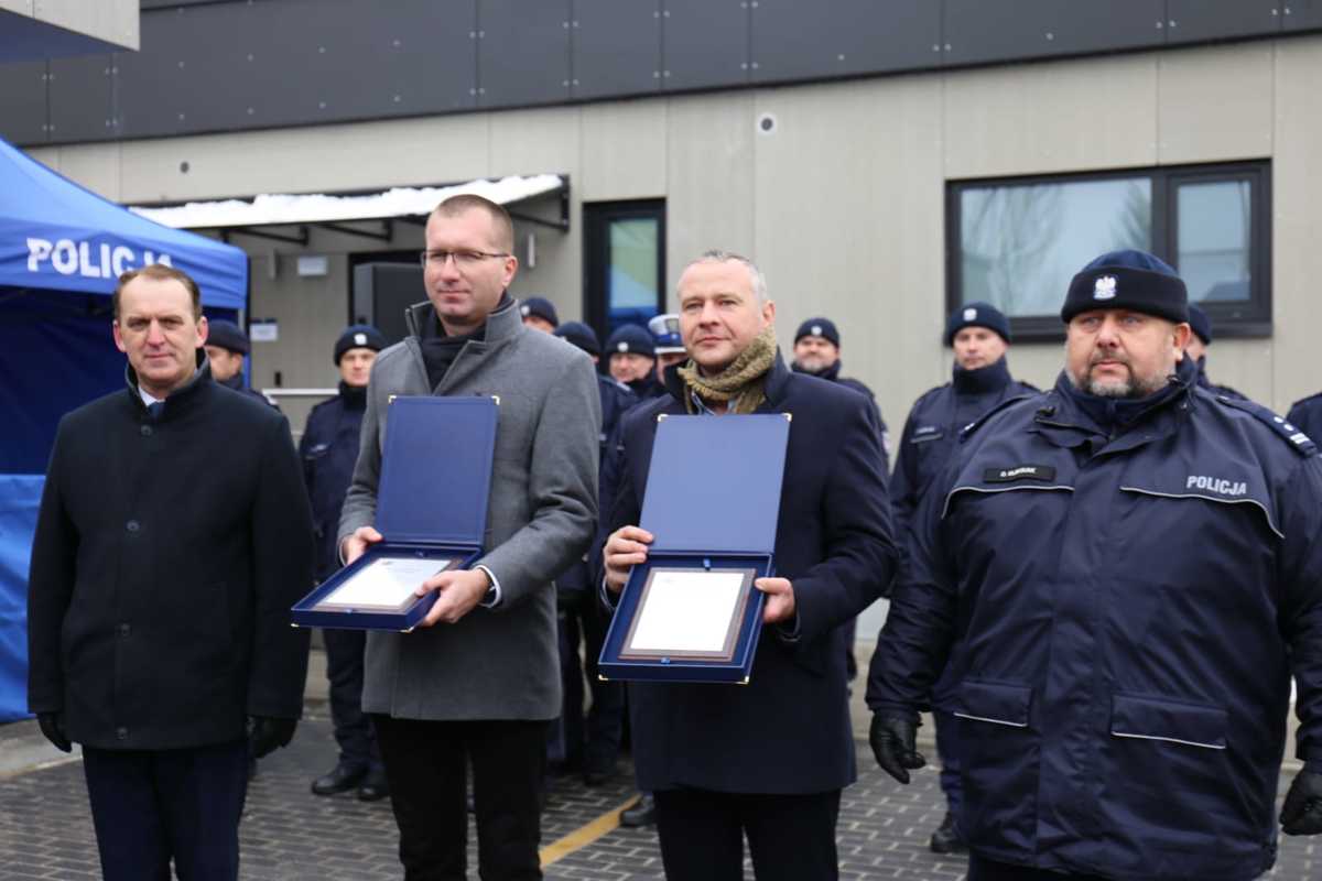 pamiątkowe zdięcie z nagrodzonymi ryngrafami 