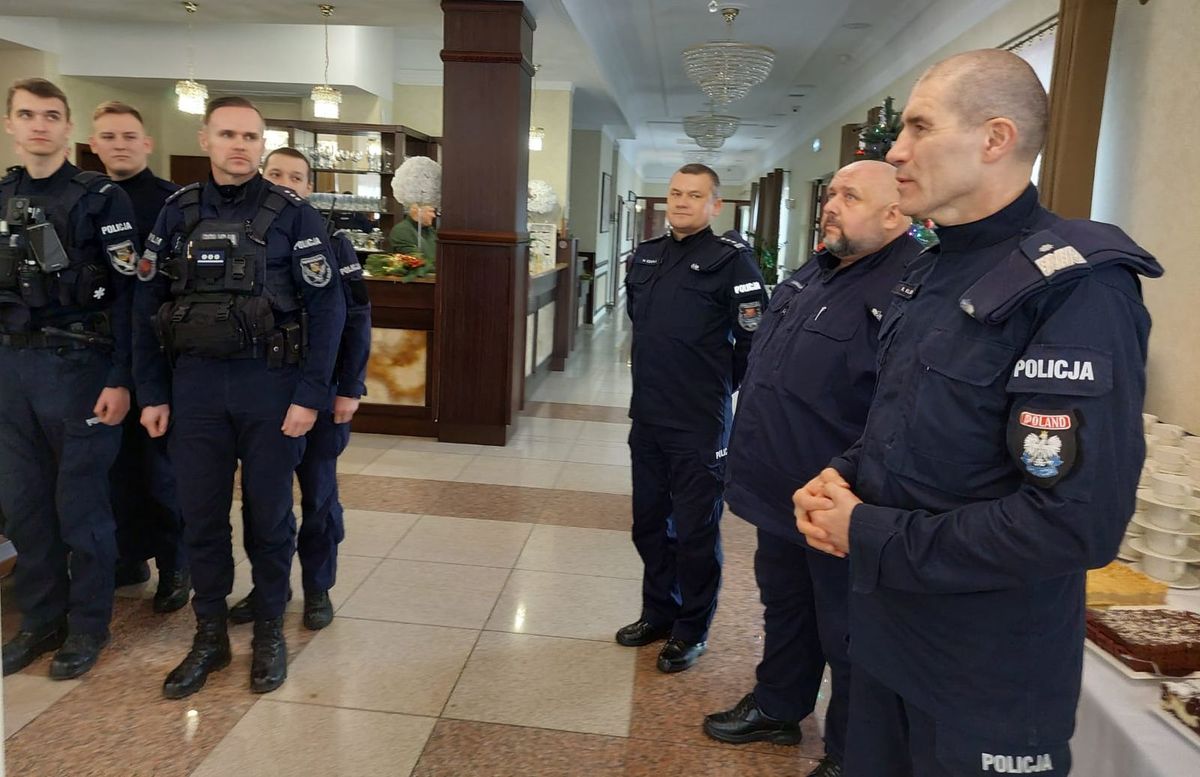 policjanci podczas spotkania