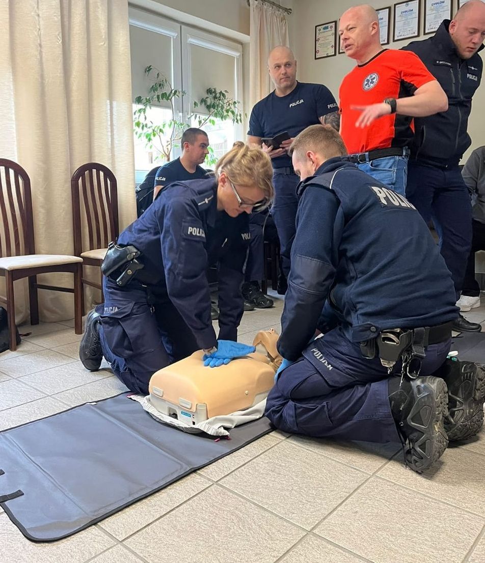 policjanci podczas ćwiczeń