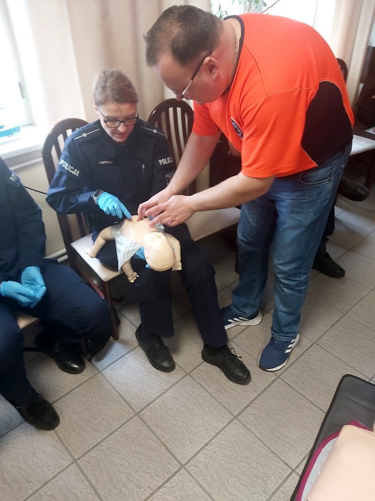 policjantka z ratownikiem medycznym