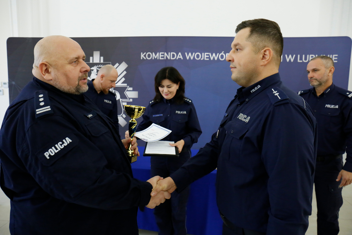I Zastępca Komendanta Wojewódzkiego Policji w Lublinie inspektor Olgierd Oleksiak wręcza puchar policjantowi