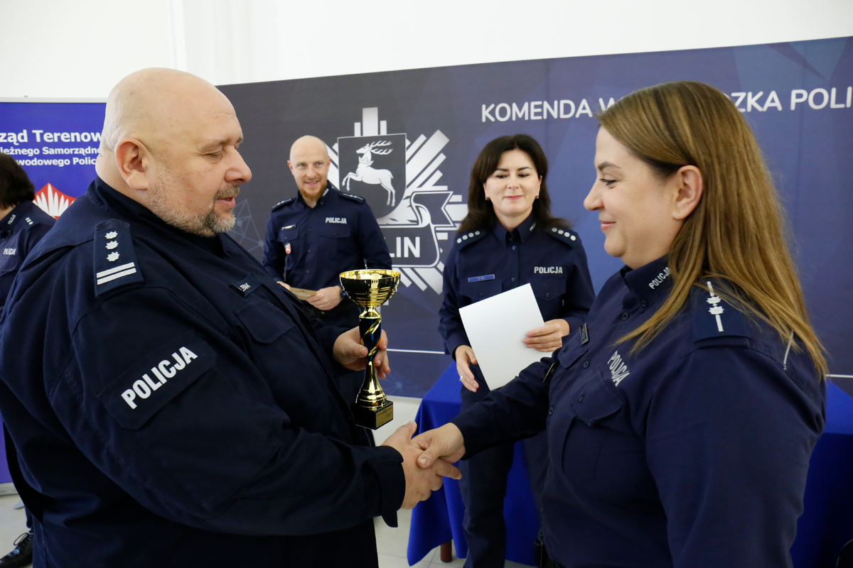 I Zastępca Komendanta Wojewódzkiego Policji w Lublinie inspektor Olgierd Oleksiak wręcza puchar policjantce