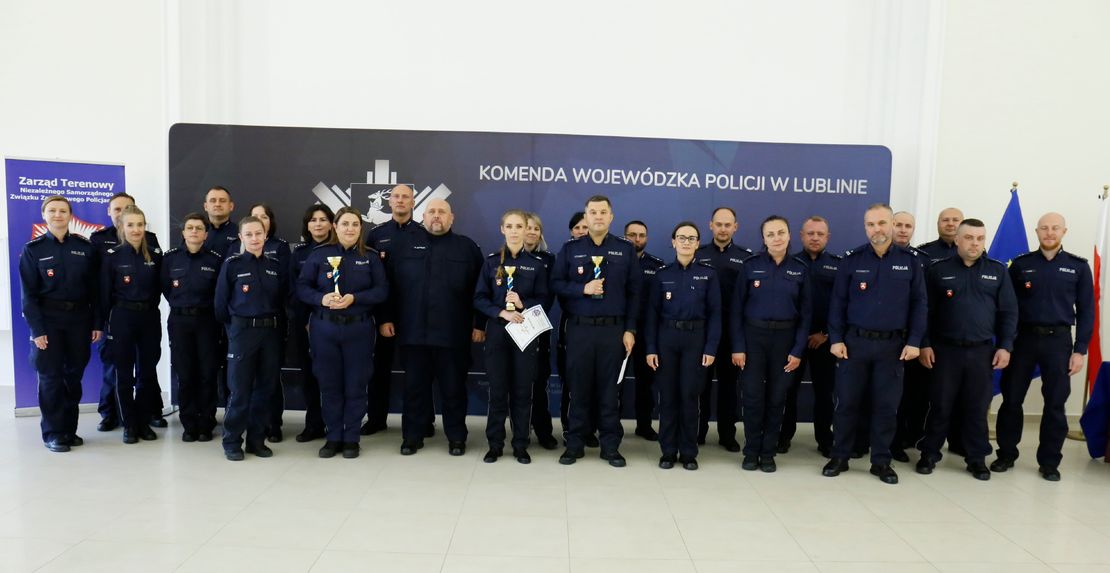 zdjęcie grupowe policjantów 