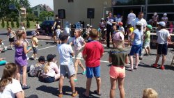 Policjanci z dziećmi podczas festynu