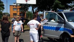 Policjanci z dziećmi podczas festynu