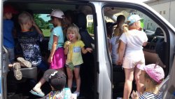 Policjanci z dziećmi podczas festynu