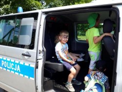 Policjanci z dziećmi podczas festynu