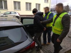 Policjanci z zatrzymanym sprawcą