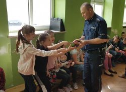 for.: Policjanci z Terespola na spotkaniu z miejscowymi uczniami