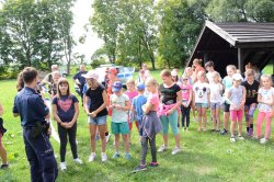 fot.: policjant rozmawia z grupą dzieci