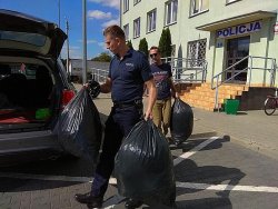 policjant przekazuje nakrętki