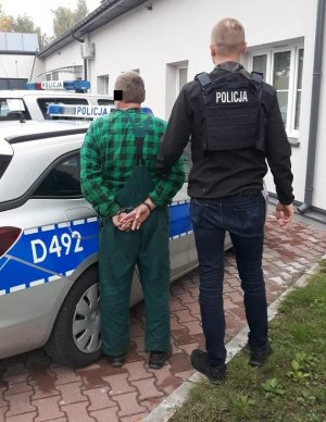 zatrzymany 43-latek z doprowadzającym go policjantem