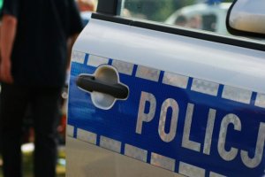 napis policja na drzwiach radiowozu