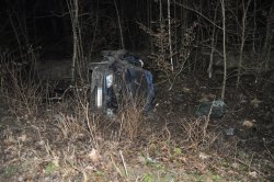 rozbity samochód po dachowaniu