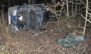 rozbity samochód po dachowaniu