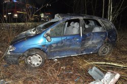 rozbity samochód po dachowaniu