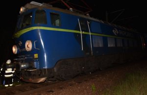 Pociąg i strażak na miejscu zdarzenia