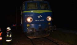 pociąg i strażak na miejscu wypadku