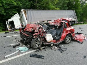 rozbite samochody na miejscu wypadku