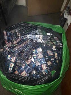 papierosy znajdujące się w foliowym worku