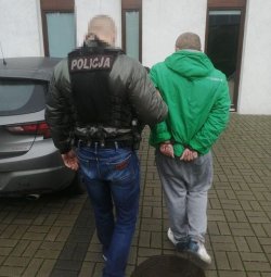 zatrzymany mężczyzna doprowadzany przez policjanta