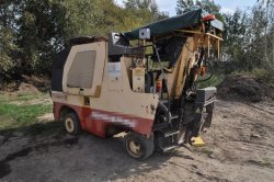 maszyna budowlana na posesji