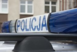 Zainstalowana na dachu radiowozu lampa z niebieskim światłem oraz podświetlanym napisem "Policja"