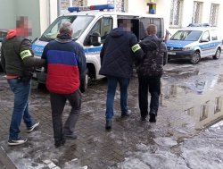 policjanci doprowadzają zatrzymanych