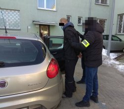 policjanci doprowadzają  zatrzymanego 32-latka
