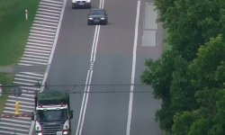 kadr z policyjnego drona, na którym widać drogę i trzy pojazdy