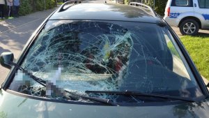 auto biorące udział w wypadku z rozbitą przednią szybą