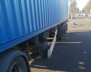 bok uszkodzonej ciężarówki po wypadku