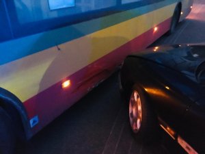 czarny pojazd uderzył w bok autobusu