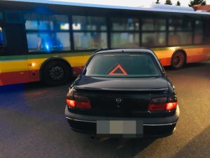 kolizja czarnego opla z uatobusem