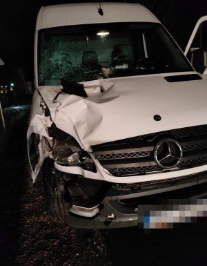 rozbity bus koloru białego