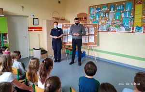 policjantka podczas spotkania z uczniami