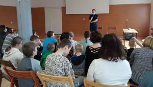 policjantka podczas spotkania z uczniami