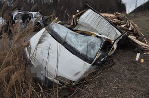 rozbity samochód w rowie