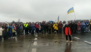 tłum osób protestujących na ulicy