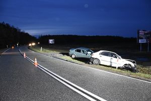 miejsce zdarzenia drogowego. Dwa samochody uczestniczące  kolizji stoją poza drogą