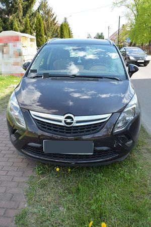 samochód stojący na poboczu